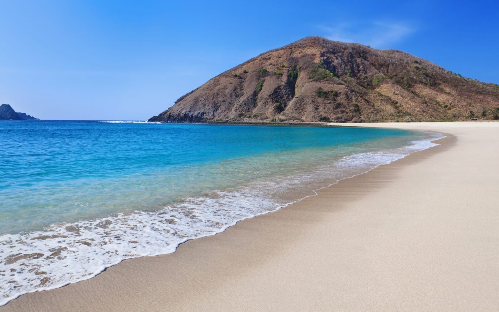 dreamstime_m_72242013-Desert-white-sand-beach-on-ocean-bay-Mawun-in-Kuta-Lombok