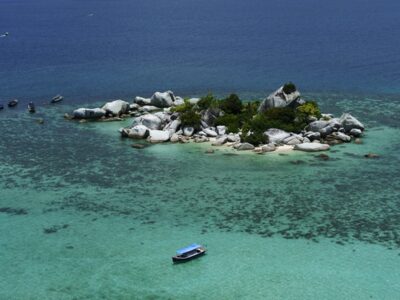 Pulau kecil dilihat dari puncak Mercusuar Pulau Lengkuas, Belitung