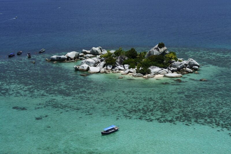 Pulau kecil dilihat dari puncak Mercusuar Pulau Lengkuas, Belitung