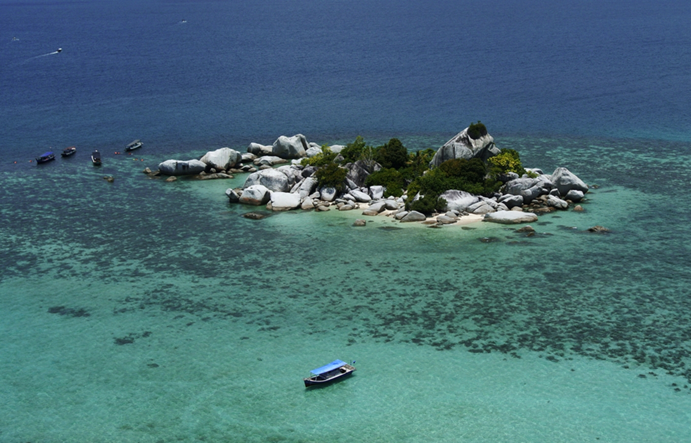 Pulau kecil dilihat dari puncak Mercusuar Pulau Lengkuas, Belitung