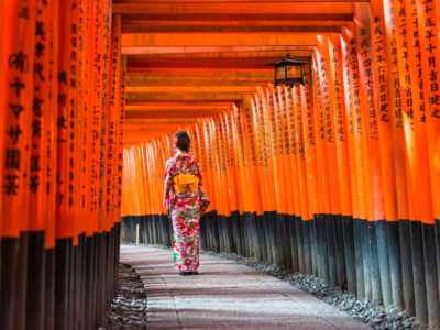Red-Torii-gates-in-Fushimi-Inari-shrine-one-of-famous-landmarks-in-Kyoto-Japan