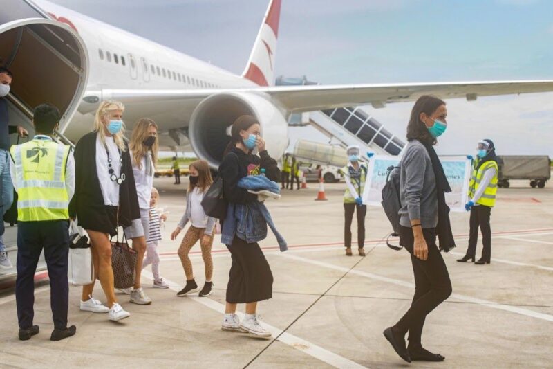 Tourists-arriving-in-the-Maldives.-Photo-by-Velana-International-Airport-1