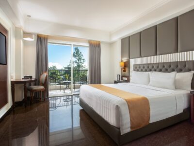 DELUXE BALCONY - QUEEN BED