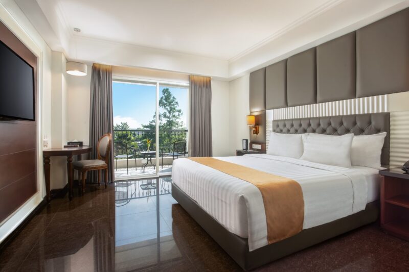 DELUXE BALCONY - QUEEN BED